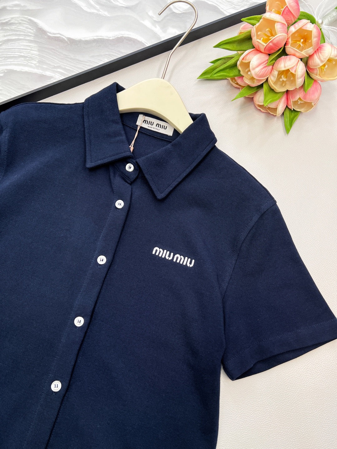 Einreihiges Poloshirt mit Mikro-Logo-Stickerei und Baumwoll-Piqué