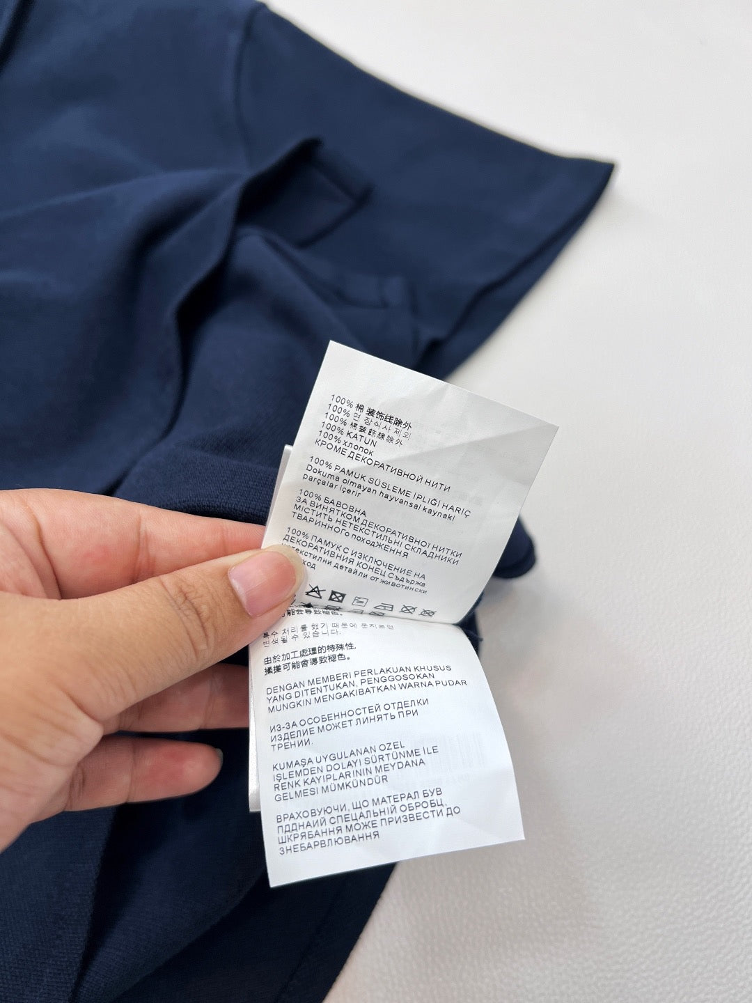 Einreihiges Poloshirt mit Mikro-Logo-Stickerei und Baumwoll-Piqué