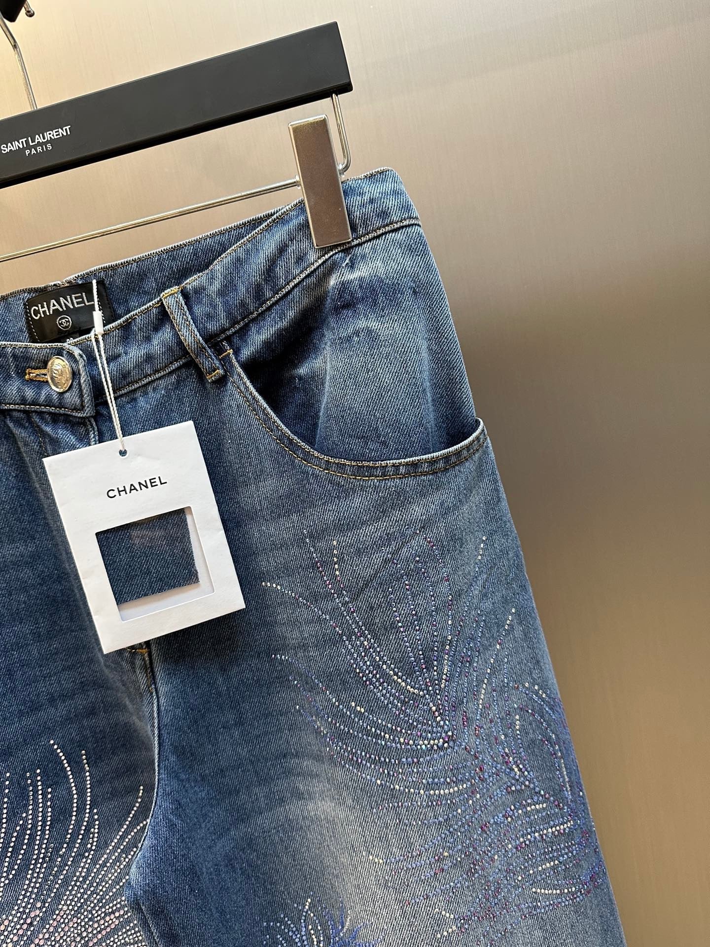 Strapazierfähige, heißgebohrte Federjeans