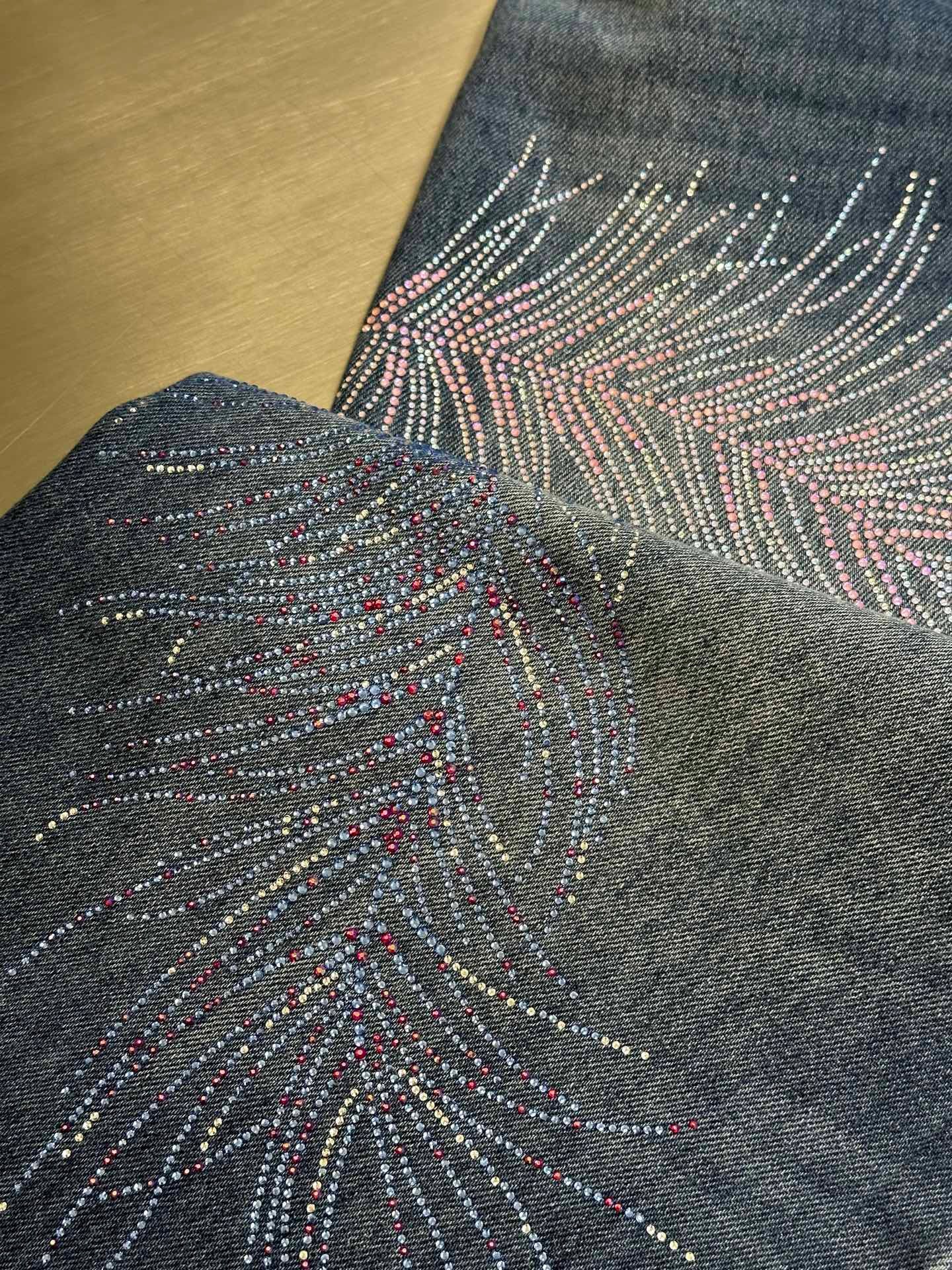 Strapazierfähige, heißgebohrte Federjeans