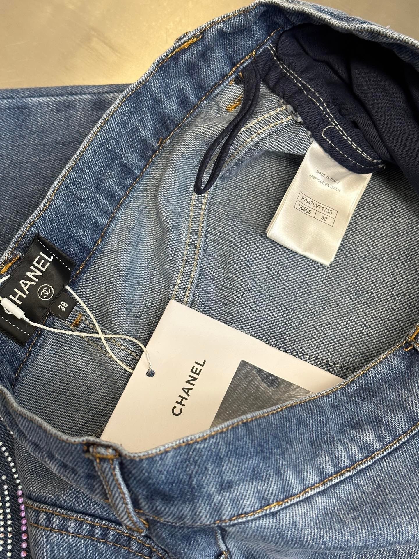 Strapazierfähige, heißgebohrte Federjeans