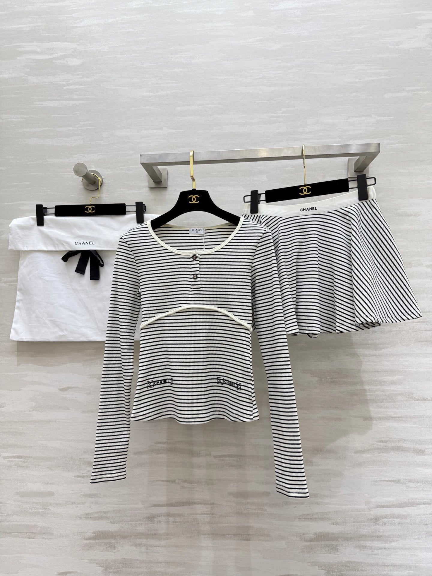 Gestreifter Baumwollanzug