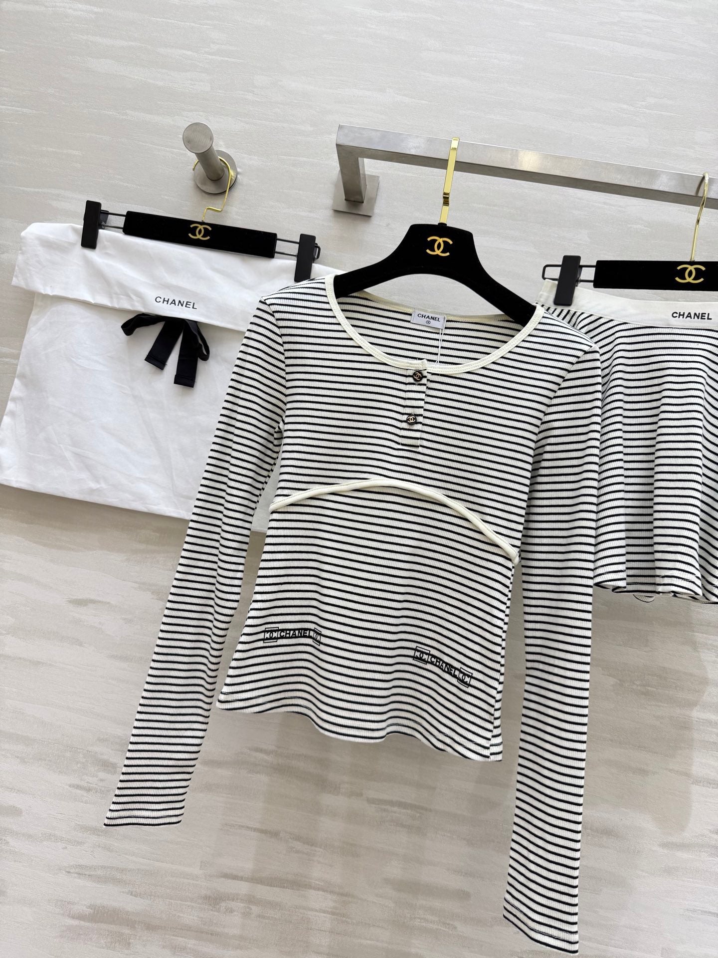 Gestreifter Baumwollanzug