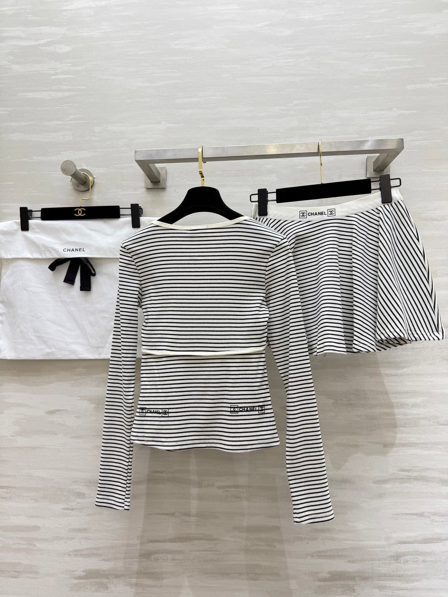 Gestreifter Baumwollanzug