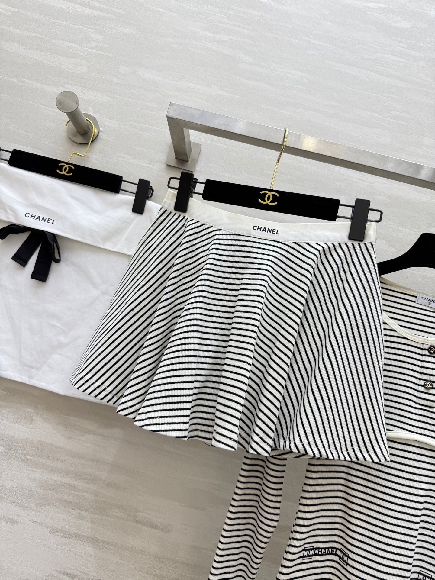 Gestreifter Baumwollanzug