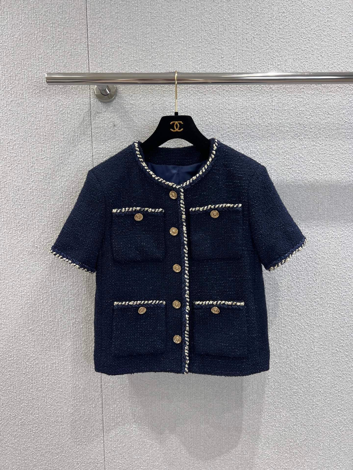 Banded hem short-sleeved bouclé jacket