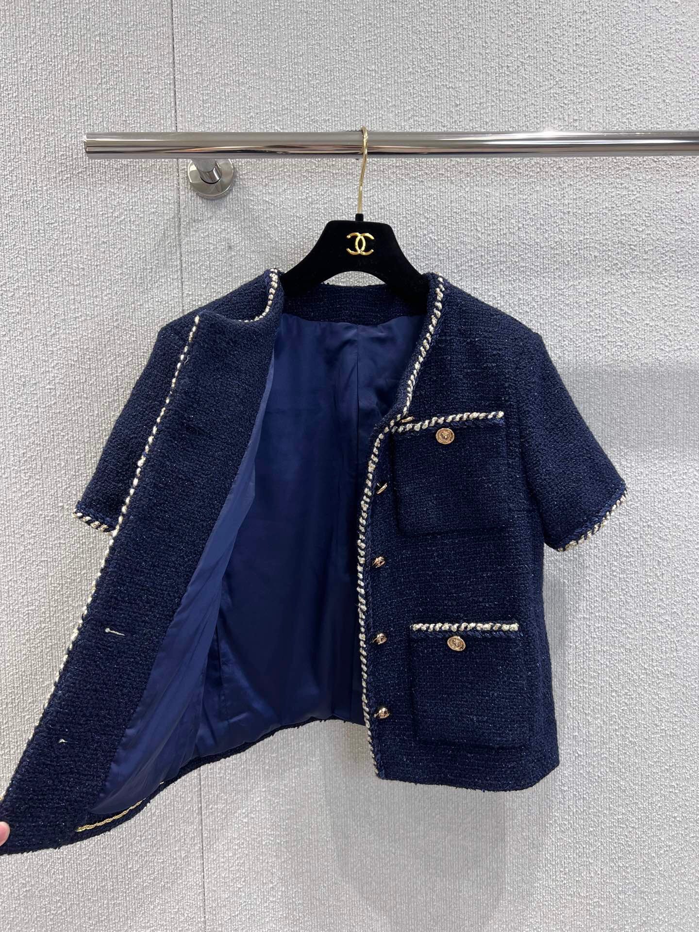 Veste bouclée à manches courtes et ourlet à bande