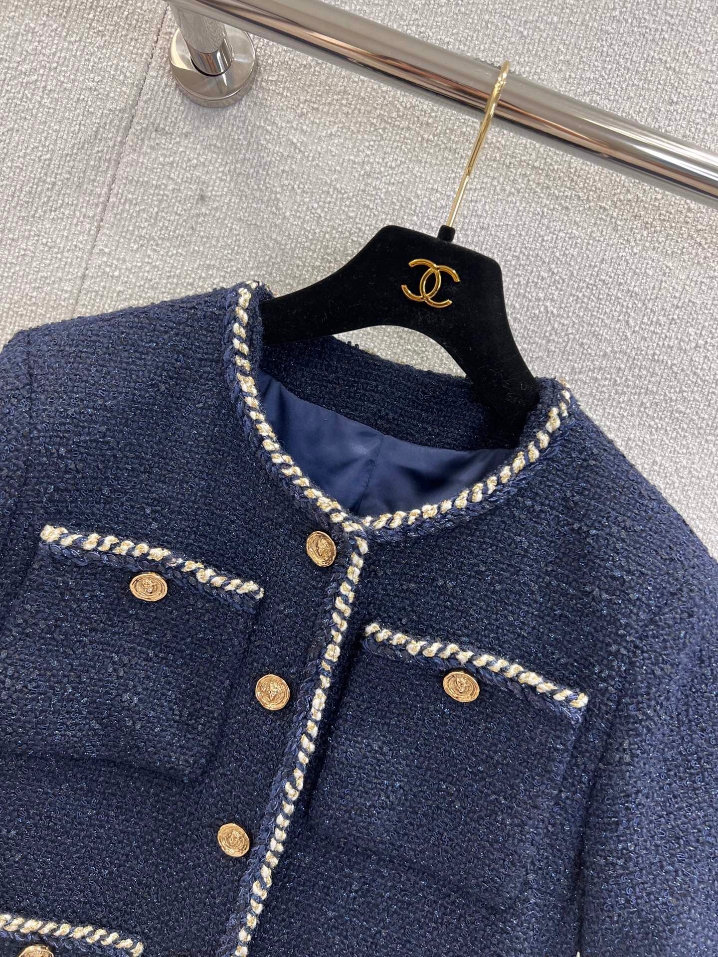 Veste bouclée à manches courtes et ourlet à bande