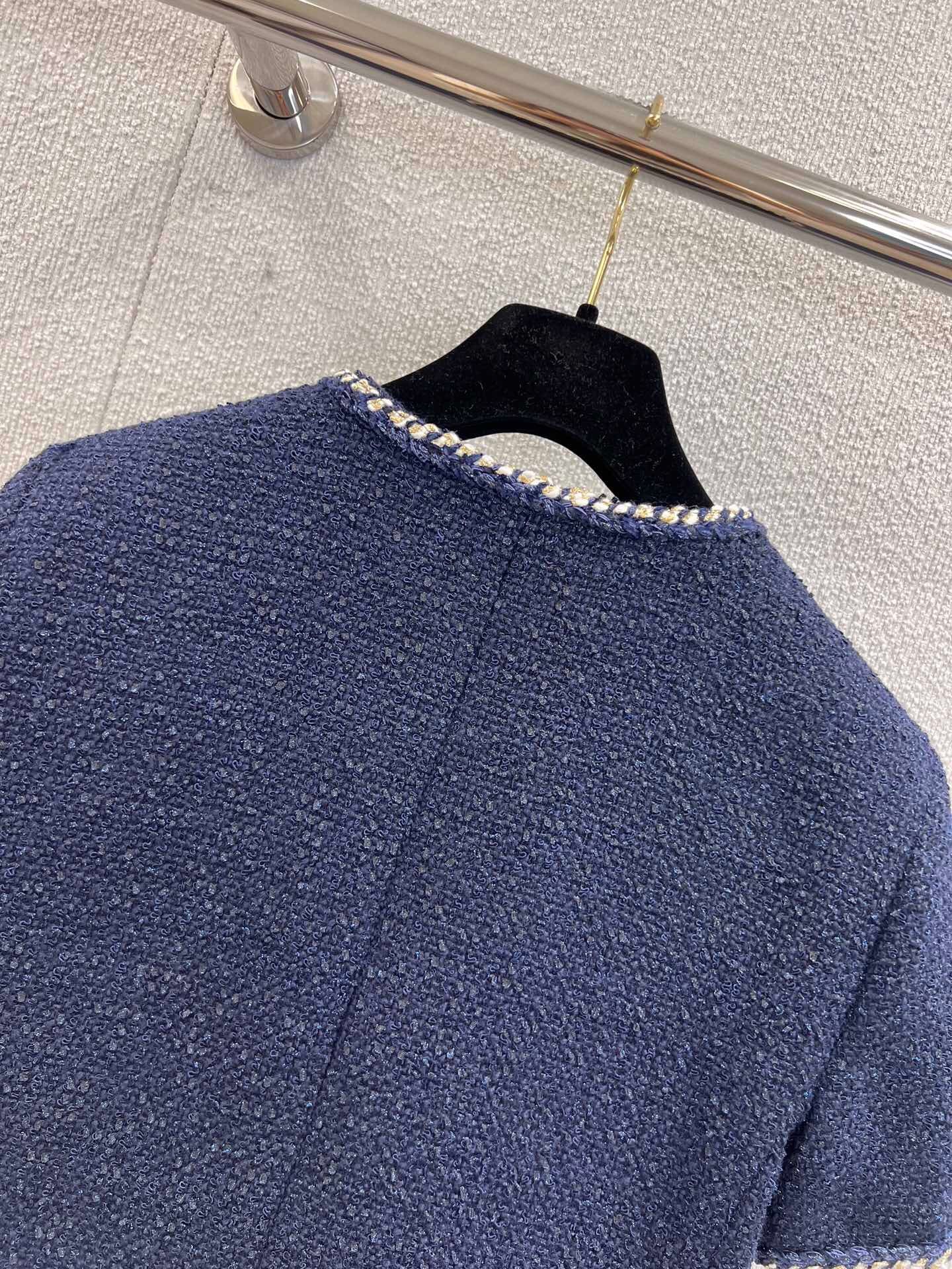 Veste bouclée à manches courtes et ourlet à bande