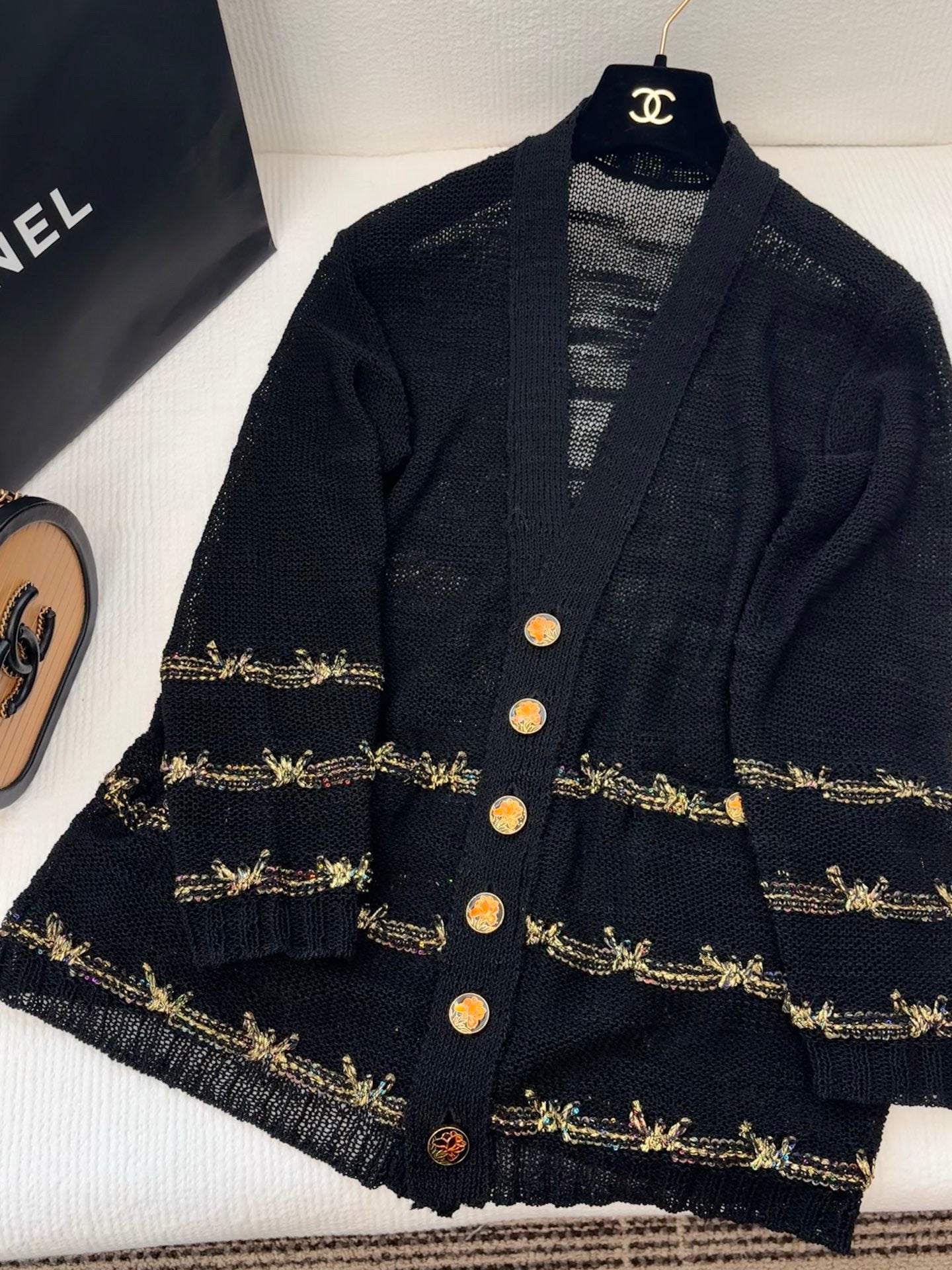 Neuer Buchstabe hohler Goldfaden gehäkelt