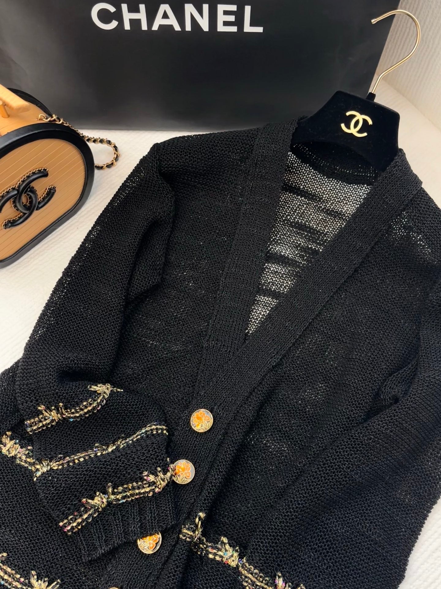 Neuer Buchstabe hohler Goldfaden gehäkelt