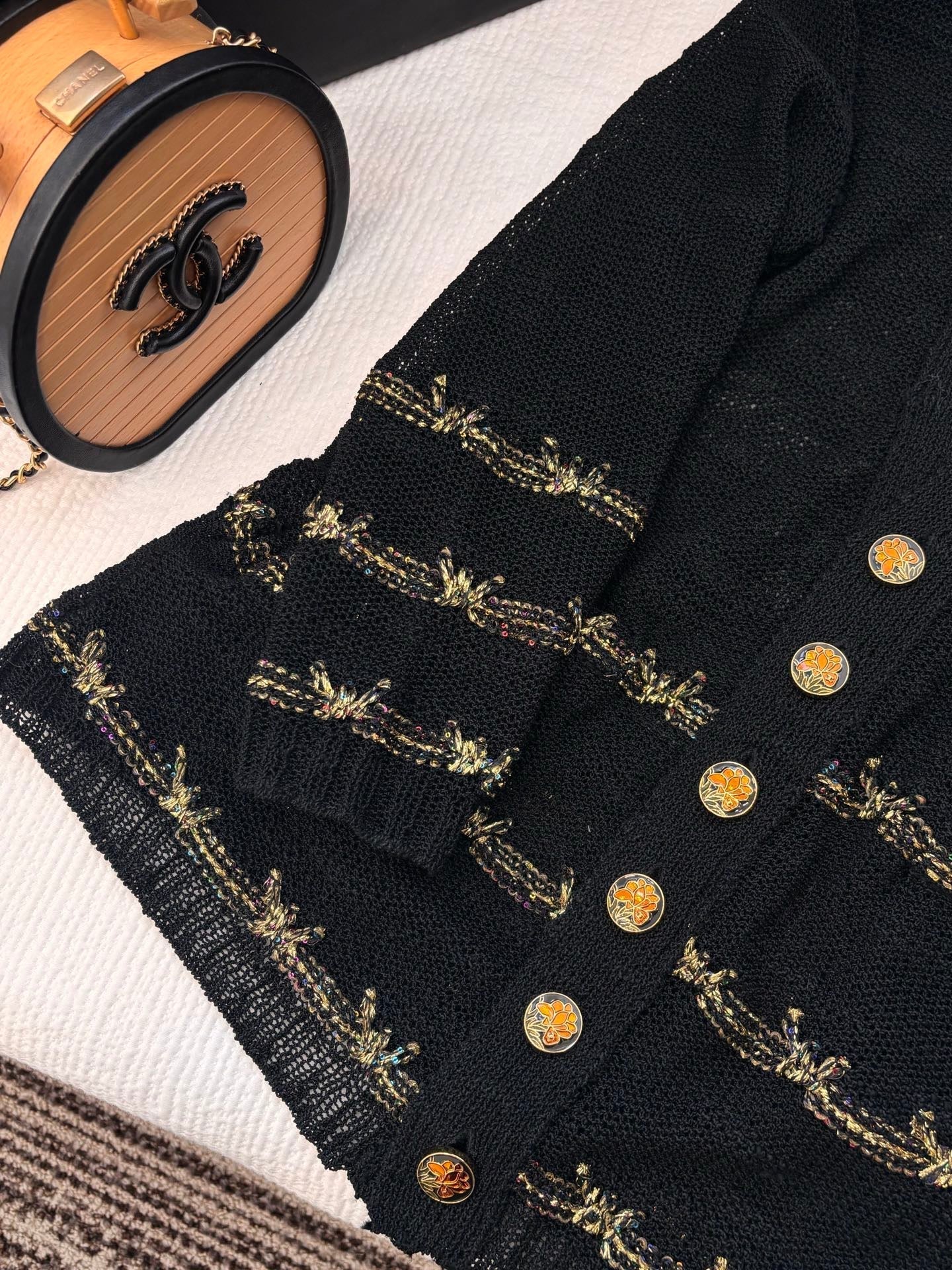 Neuer Buchstabe hohler Goldfaden gehäkelt