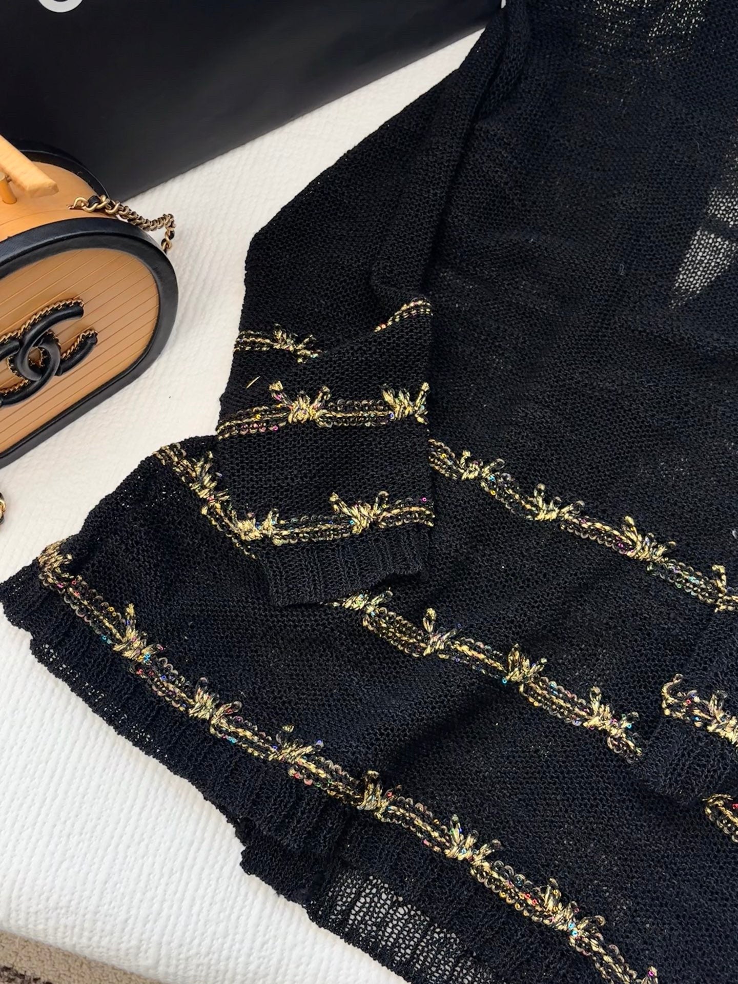 Neuer Buchstabe hohler Goldfaden gehäkelt