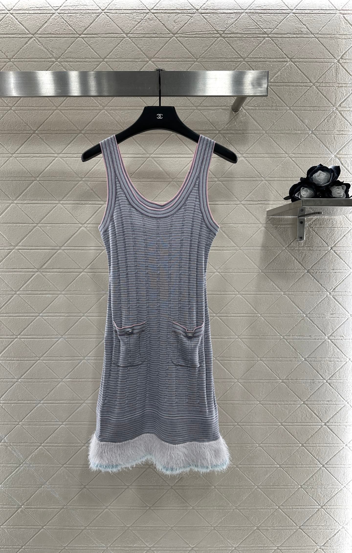 Contrast color knitted vest dress with flowing beard