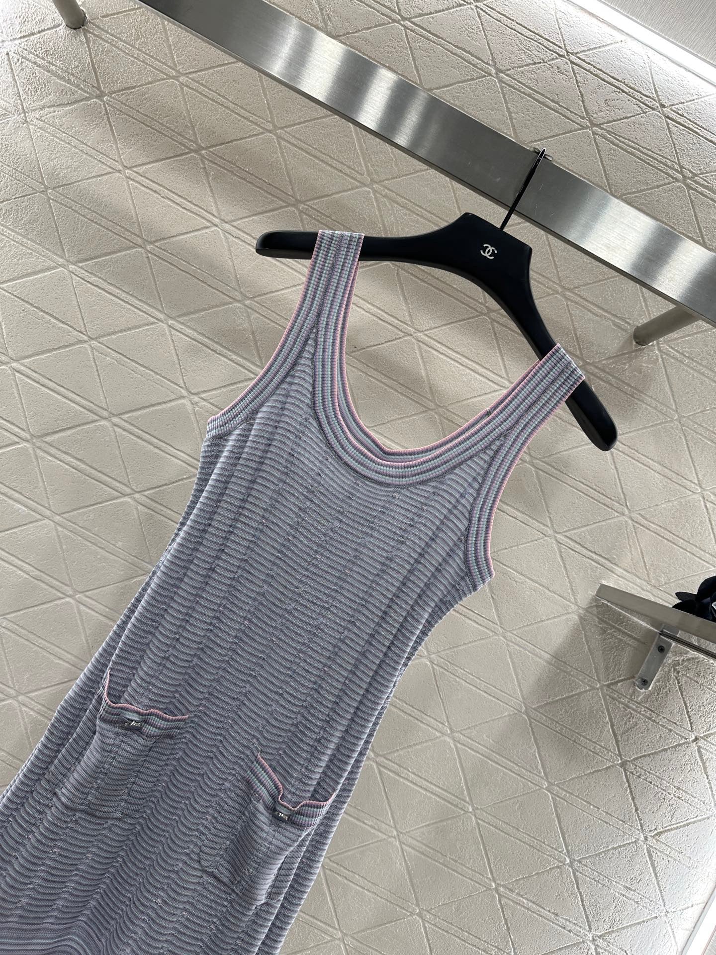 Contrast color knitted vest dress with flowing beard