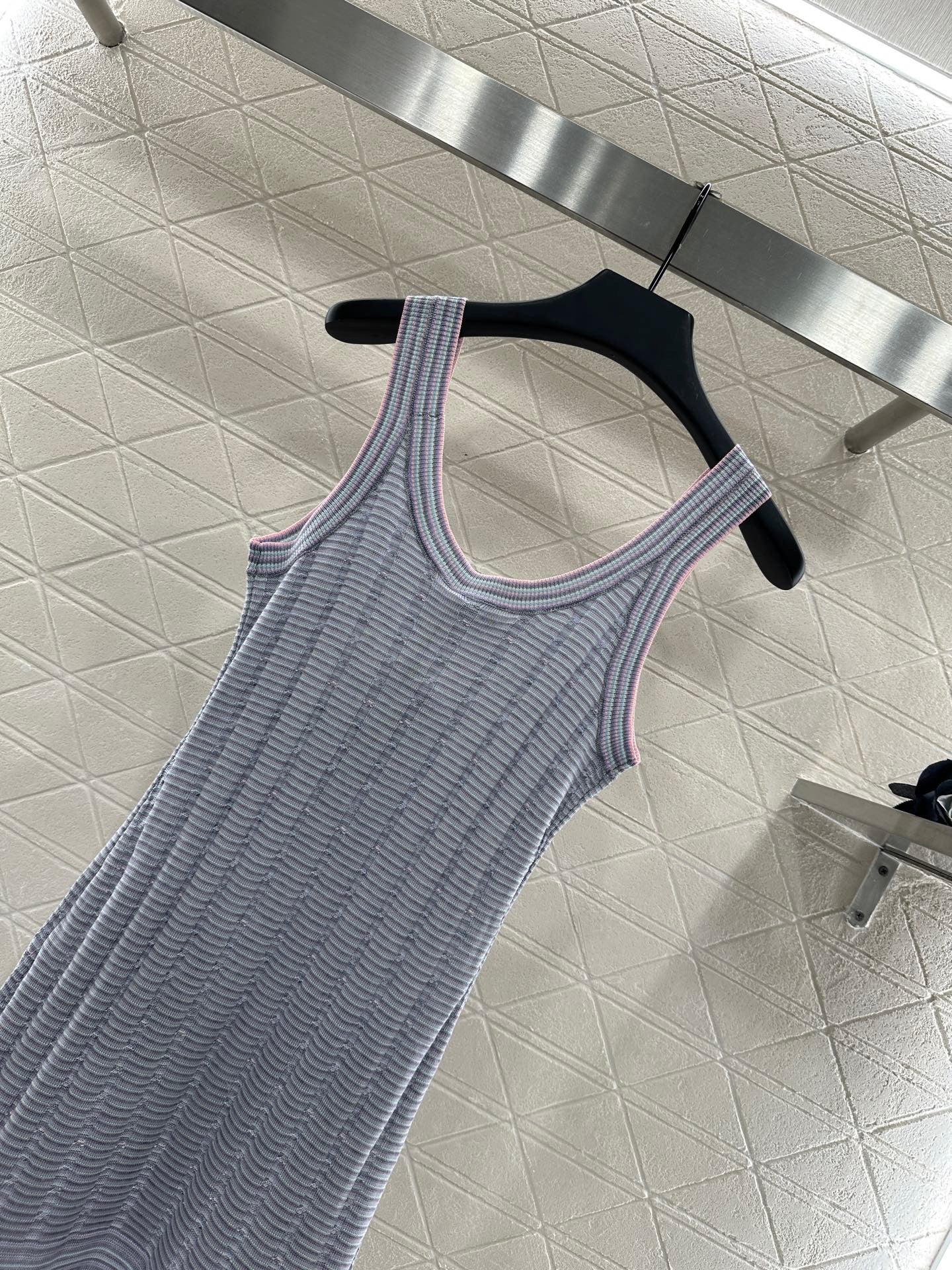 Contrast color knitted vest dress with flowing beard