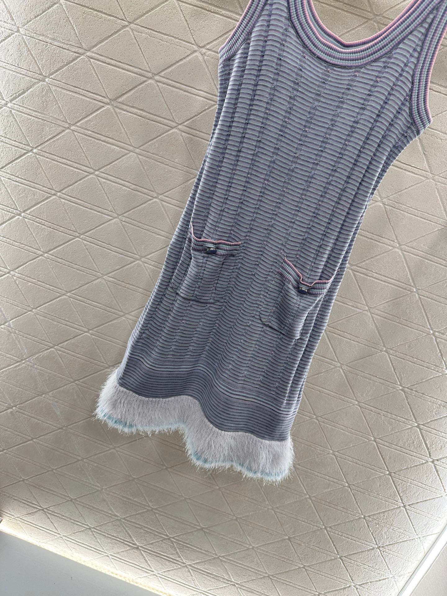 Contrast color knitted vest dress with flowing beard