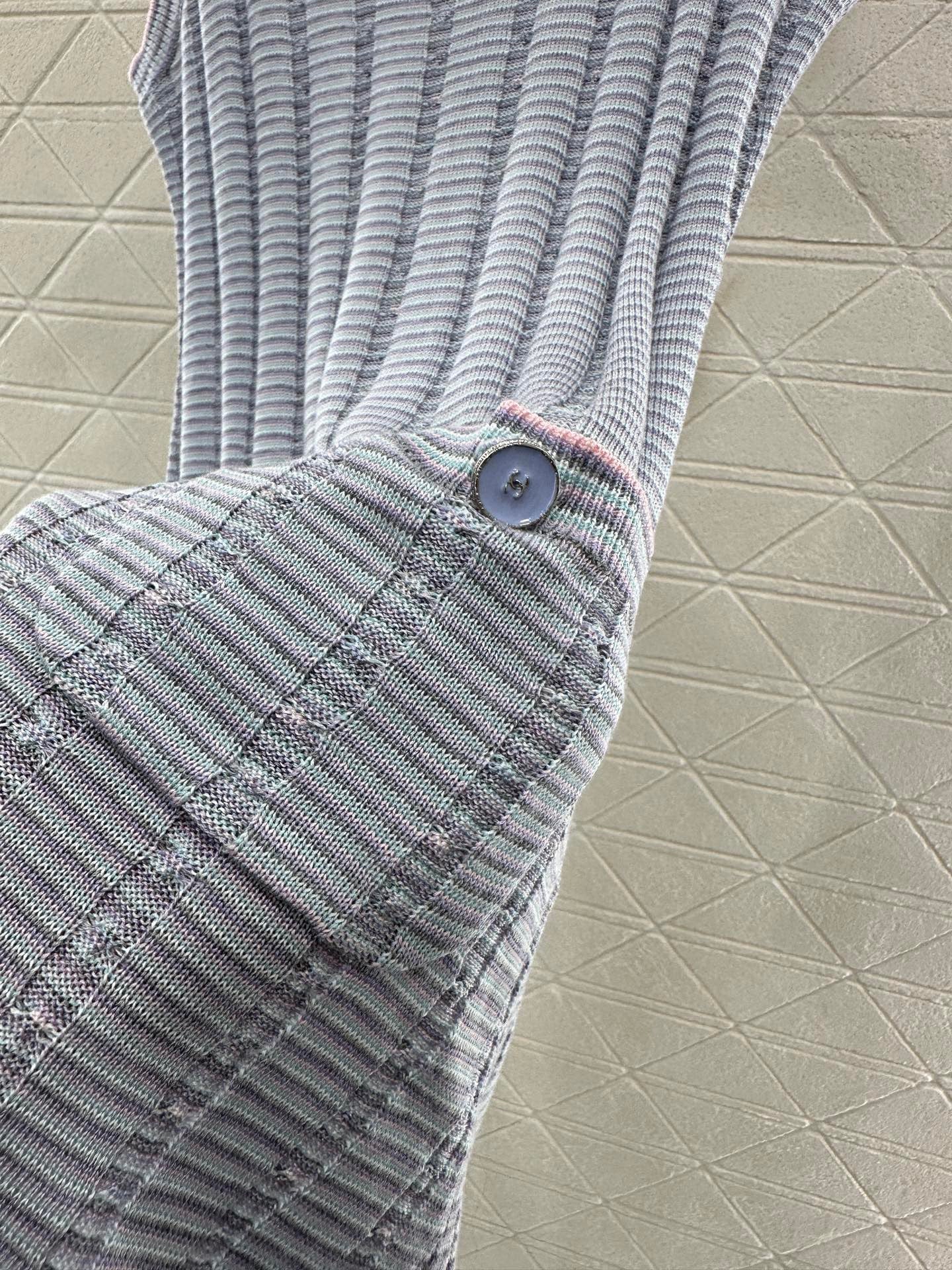 Contrast color knitted vest dress with flowing beard