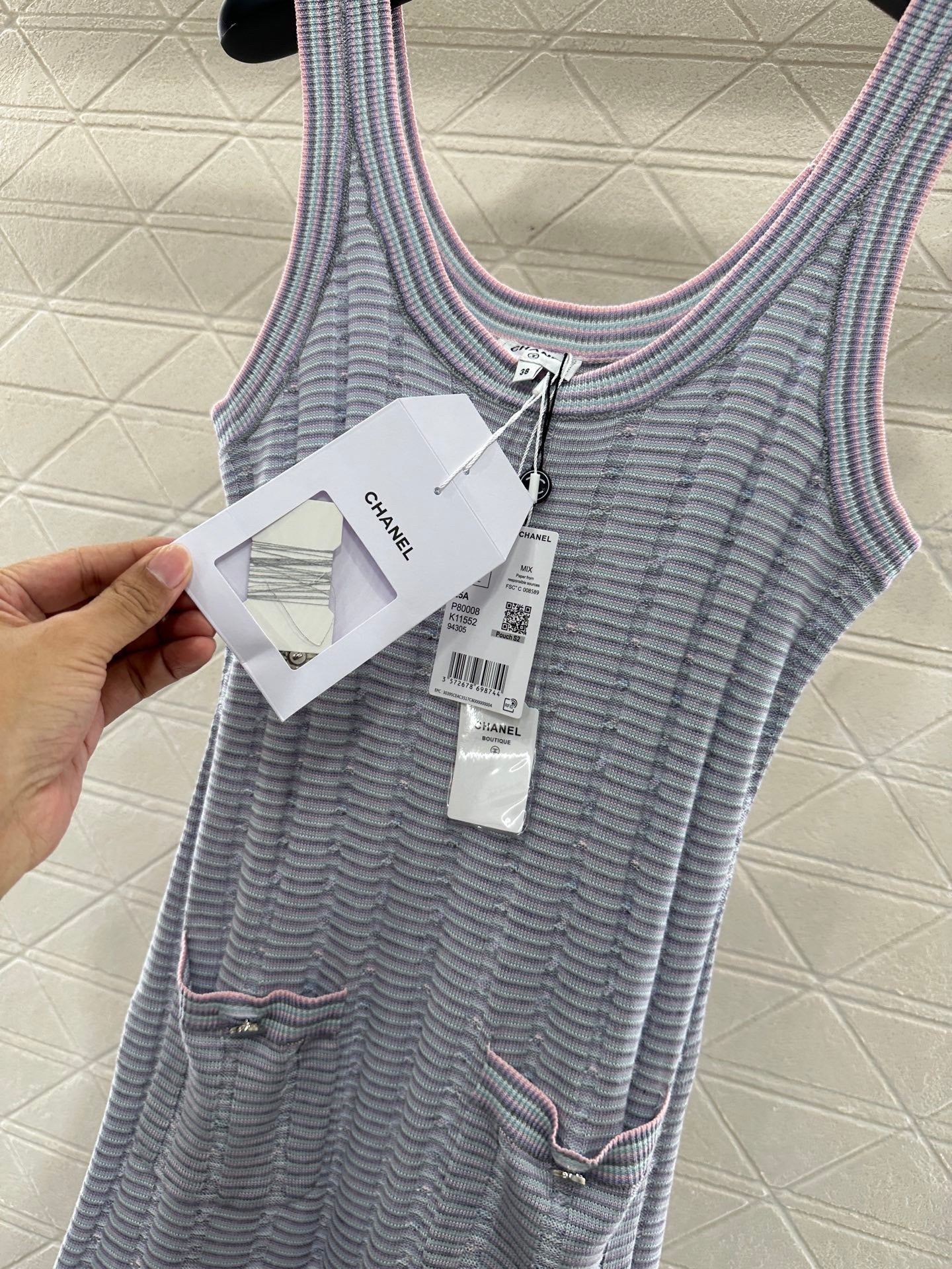 Contrast color knitted vest dress with flowing beard