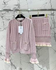 Contrast color knitted sleeves