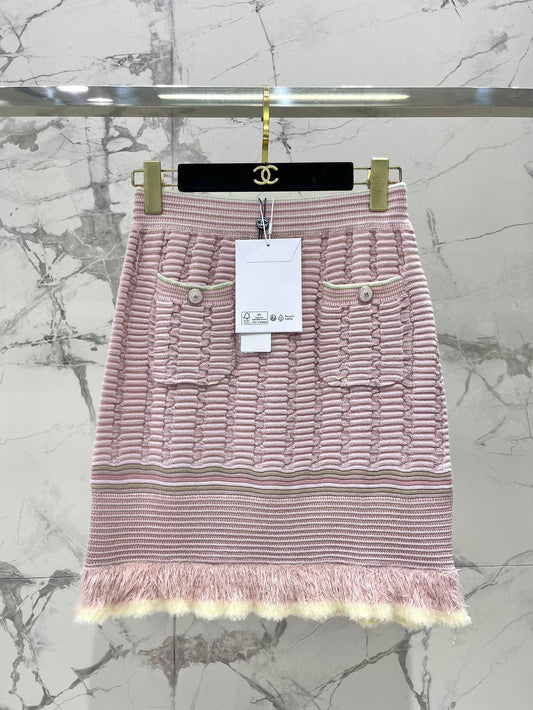 Contrast color knitted sleeves