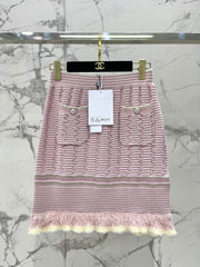 Contrast color knitted sleeves