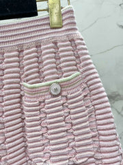 Contrast color knitted sleeves