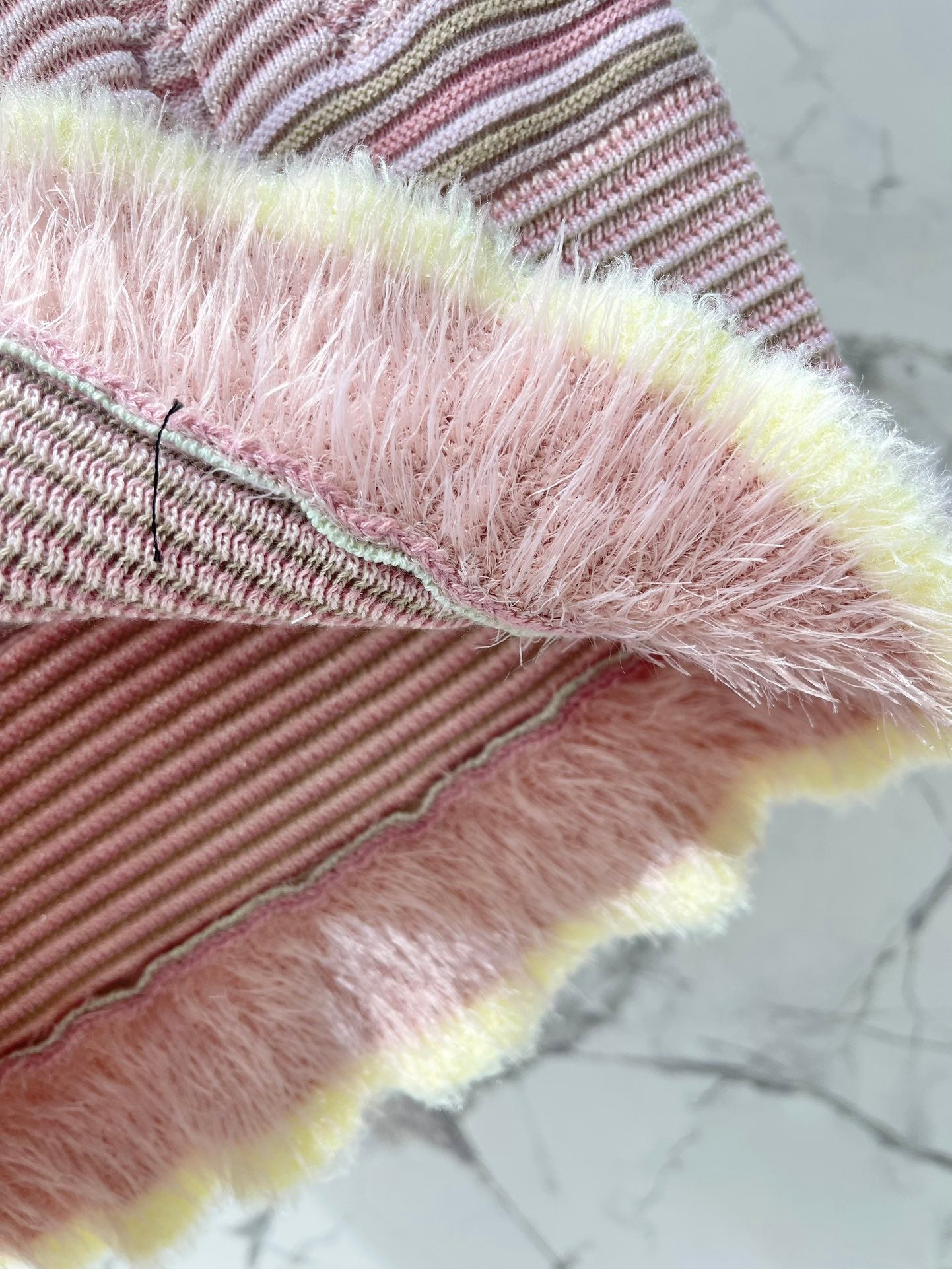 Manches tricotées de couleur contrastée