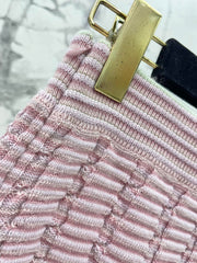 Contrast color knitted sleeves