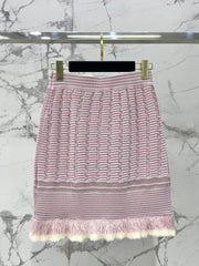 Contrast color knitted sleeves