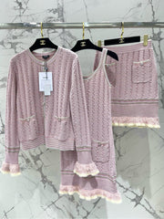 Contrast color knitted sleeves