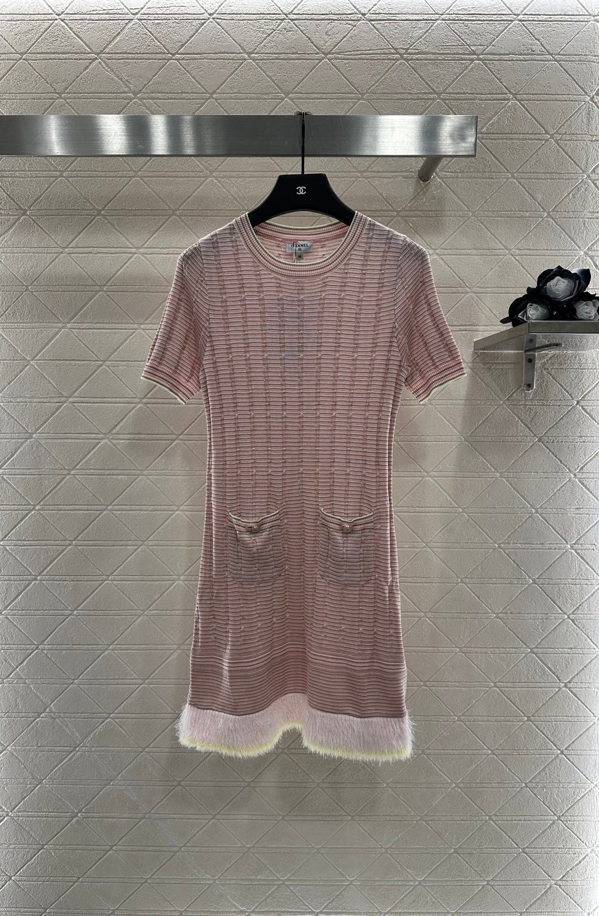 Contrast color knitted short-sleeved dress