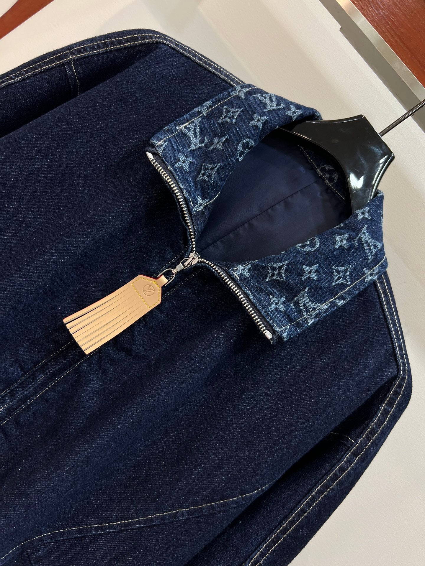 Denim avec revers monogramme