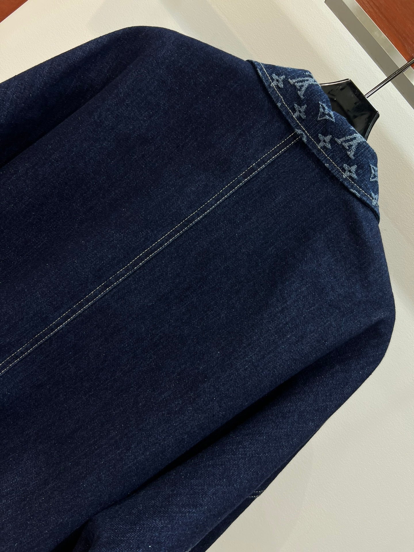 Denim avec revers monogramme