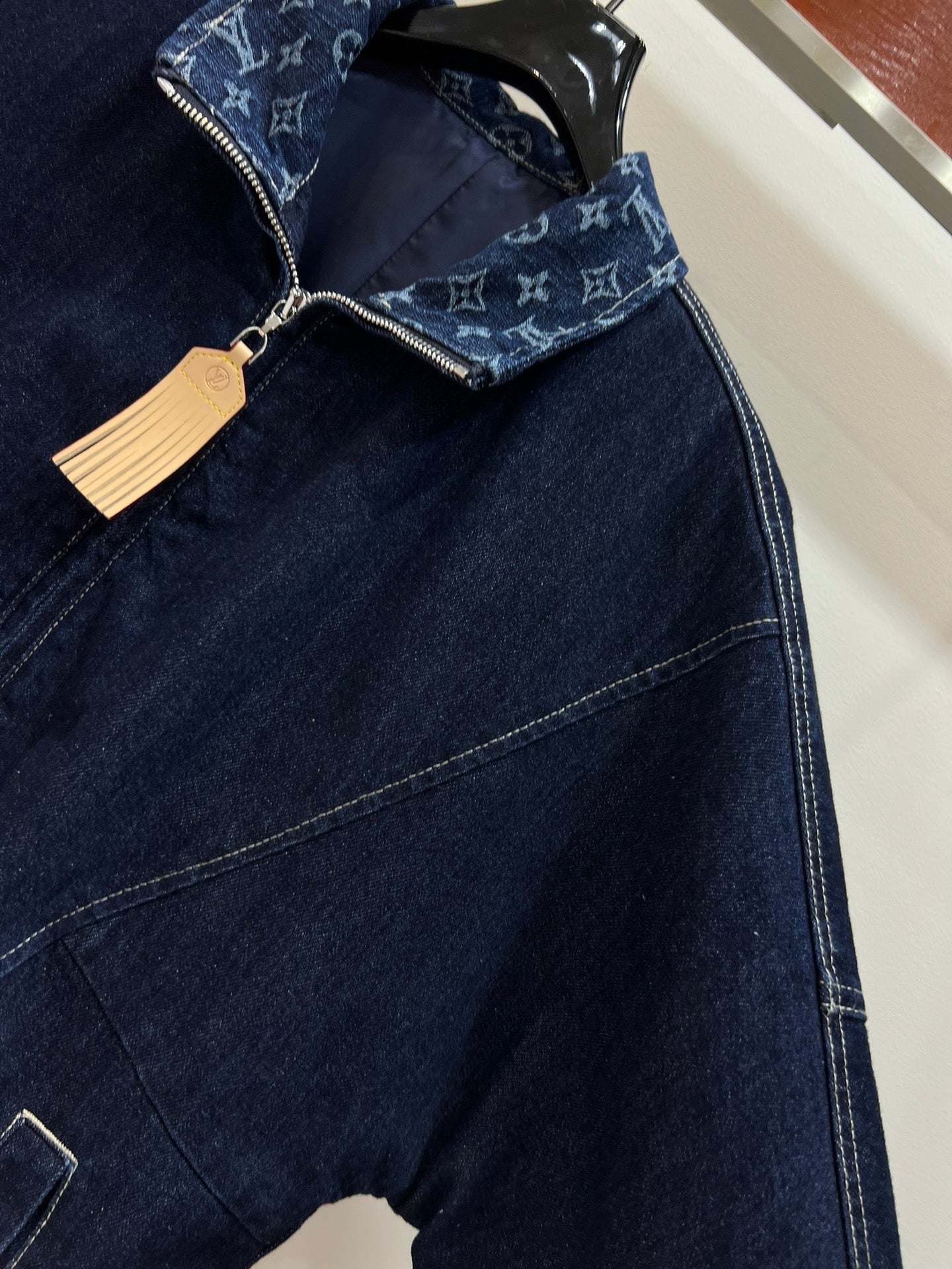 Denim avec revers monogramme