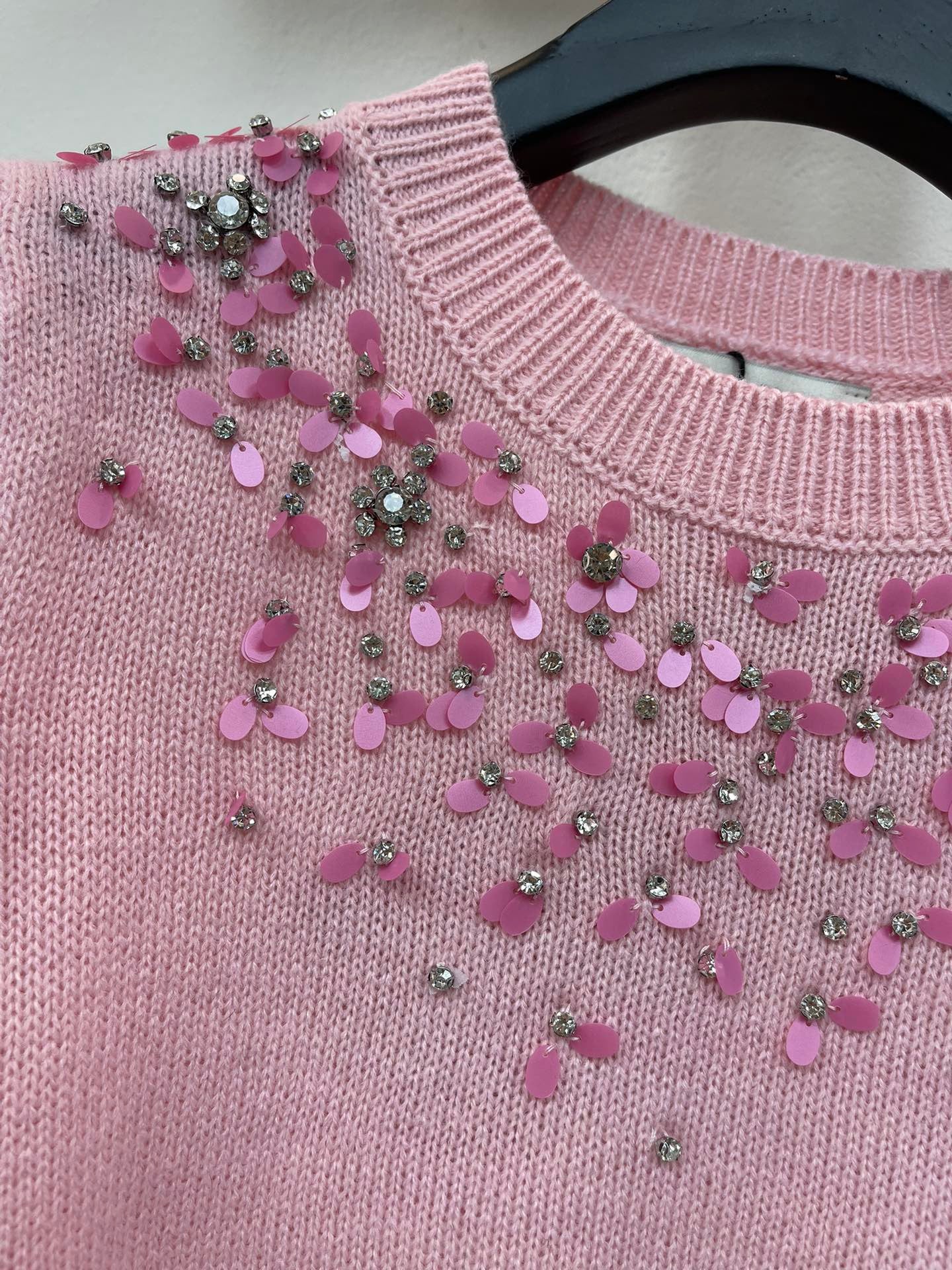 Paillettenbesetzter Rundhals-Langarm-Strickpullover