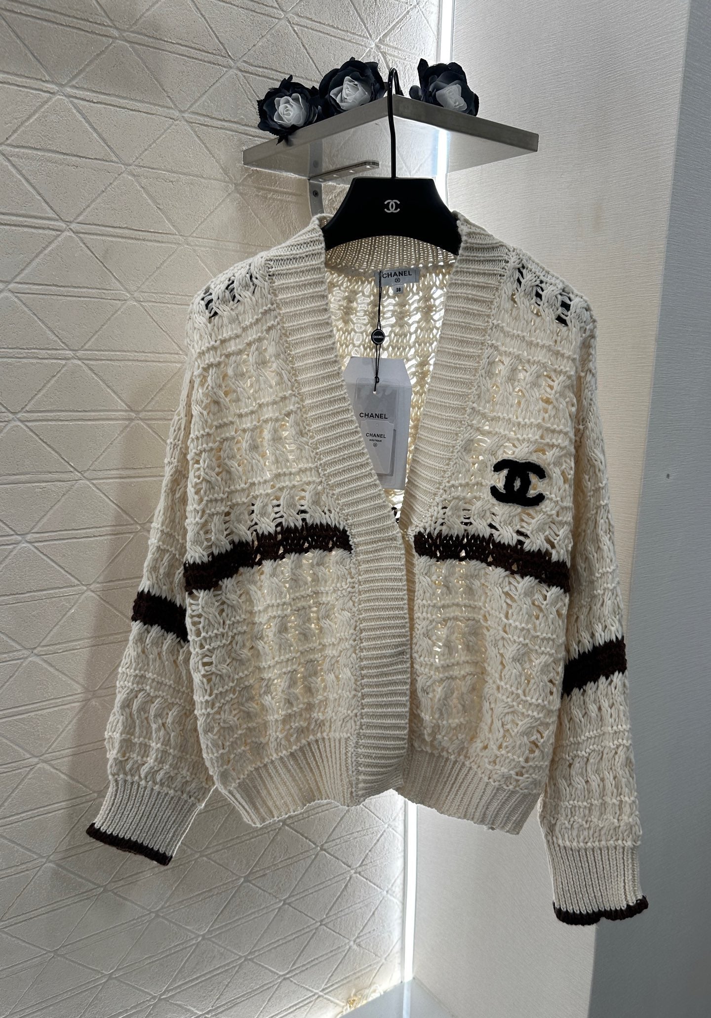 Cardigan au crochet de couleur contrastée