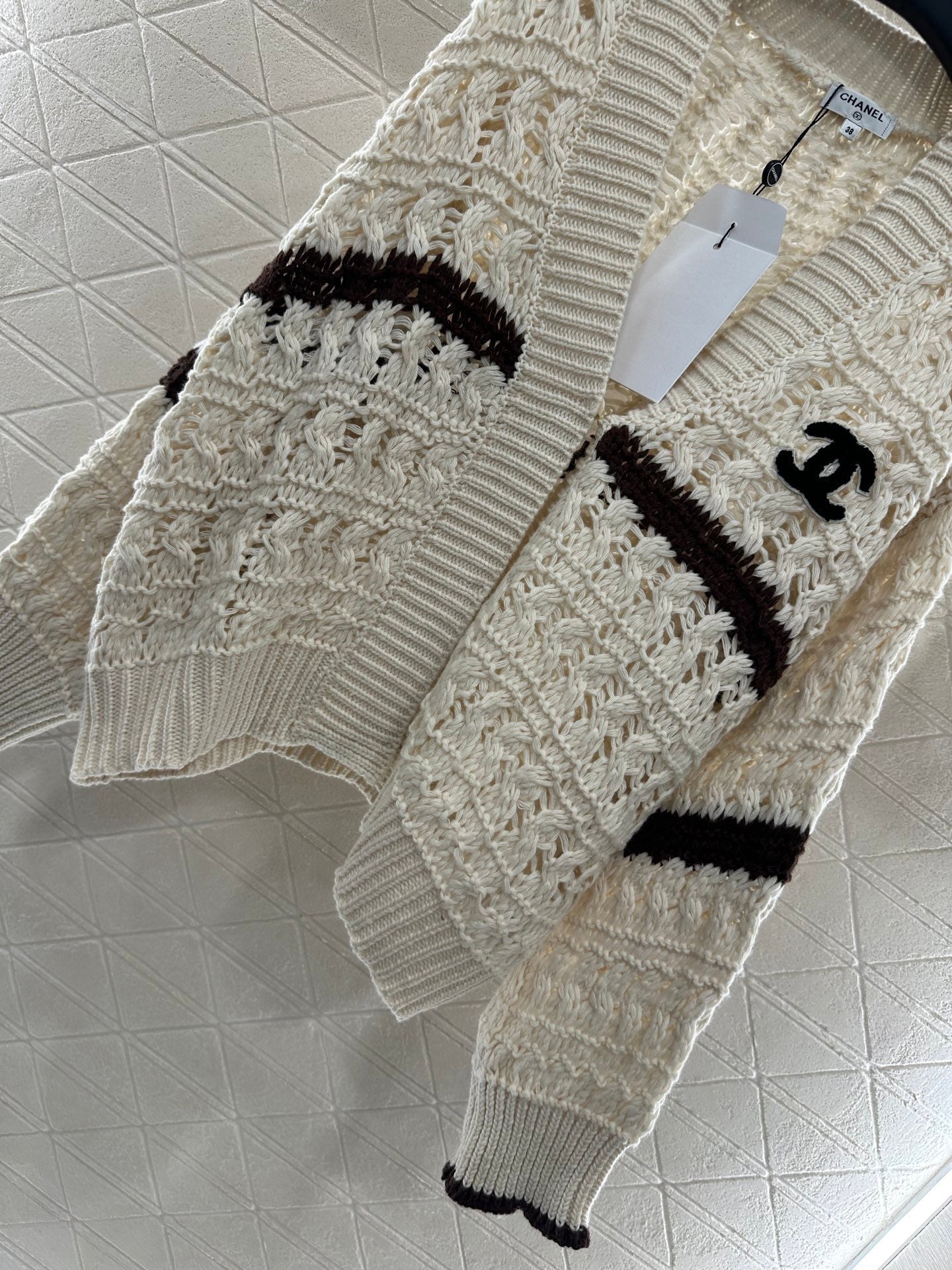 Cardigan au crochet de couleur contrastée