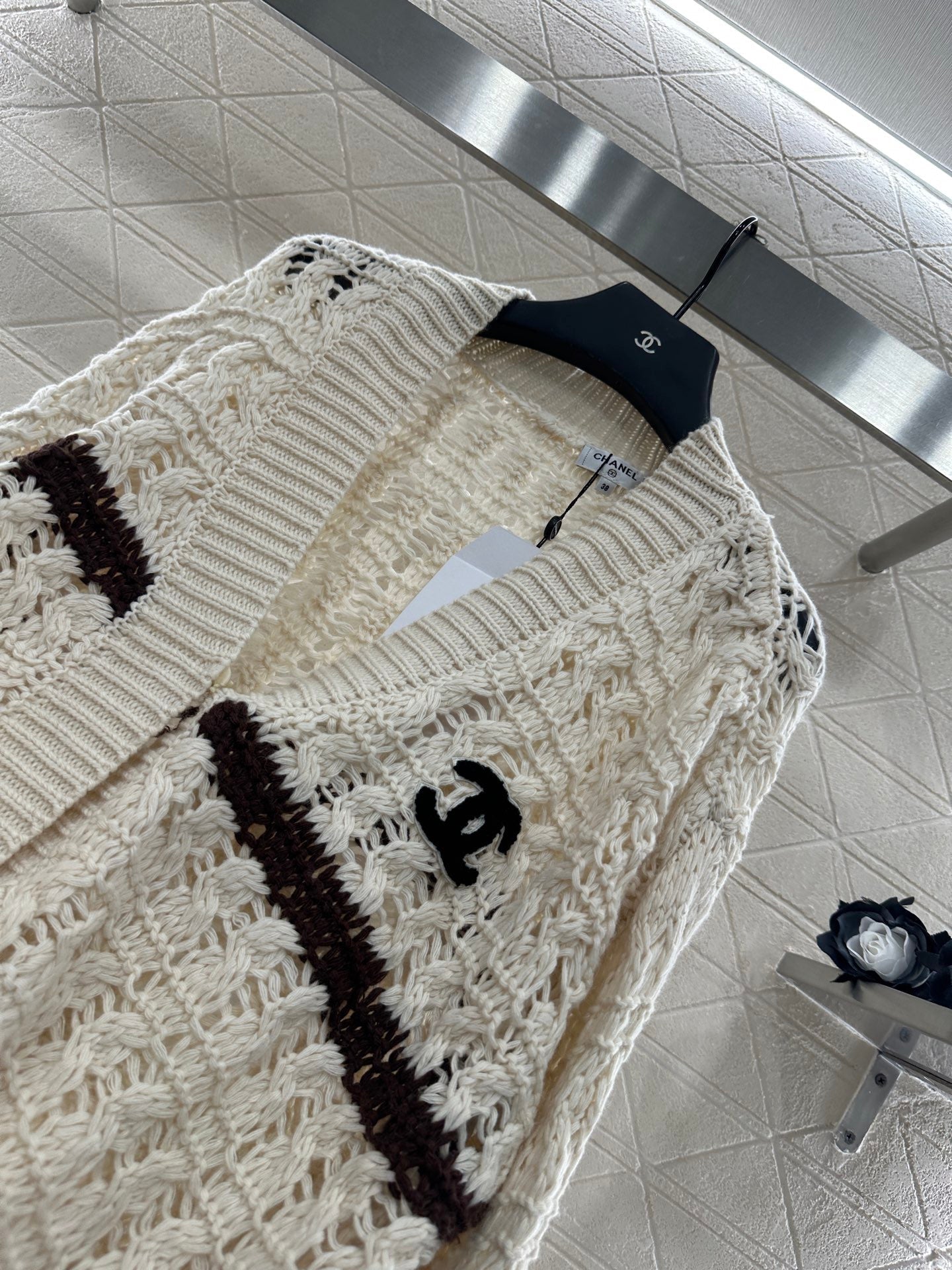 Cardigan au crochet de couleur contrastée