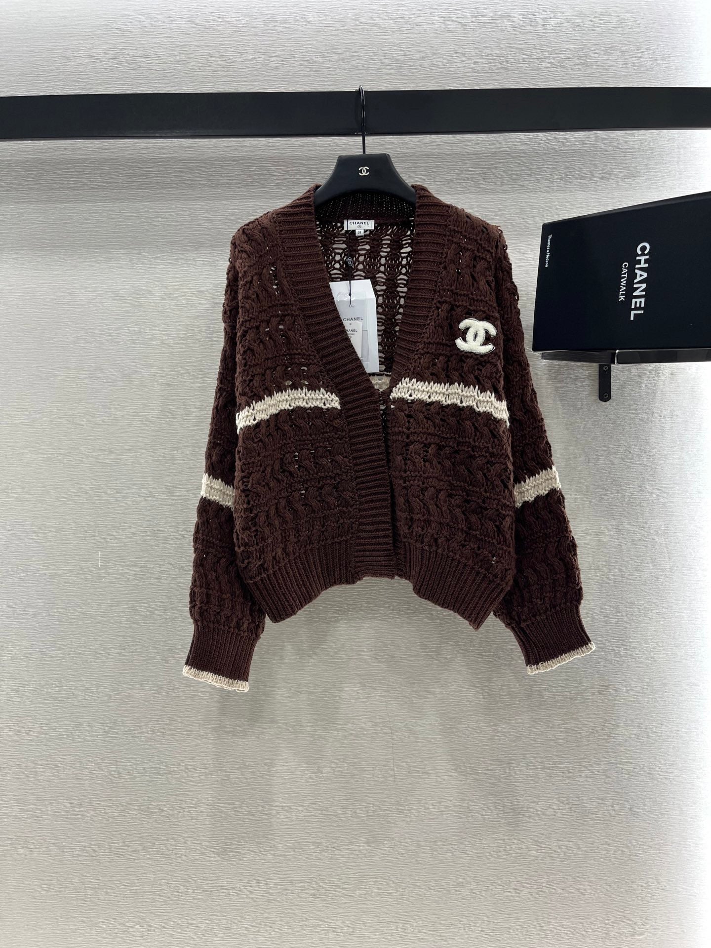 Cardigan au crochet de couleur contrastée