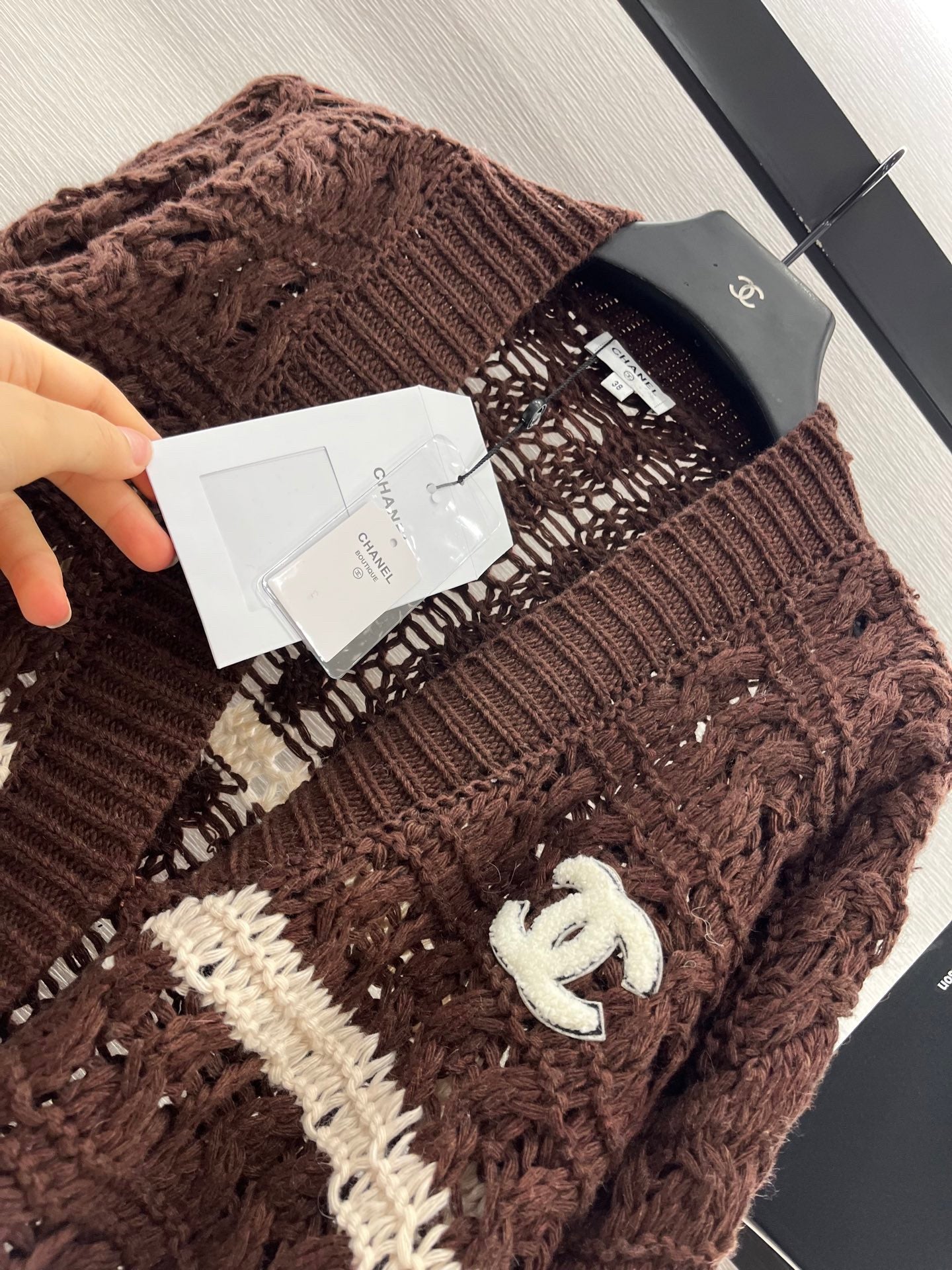 Cardigan au crochet de couleur contrastée