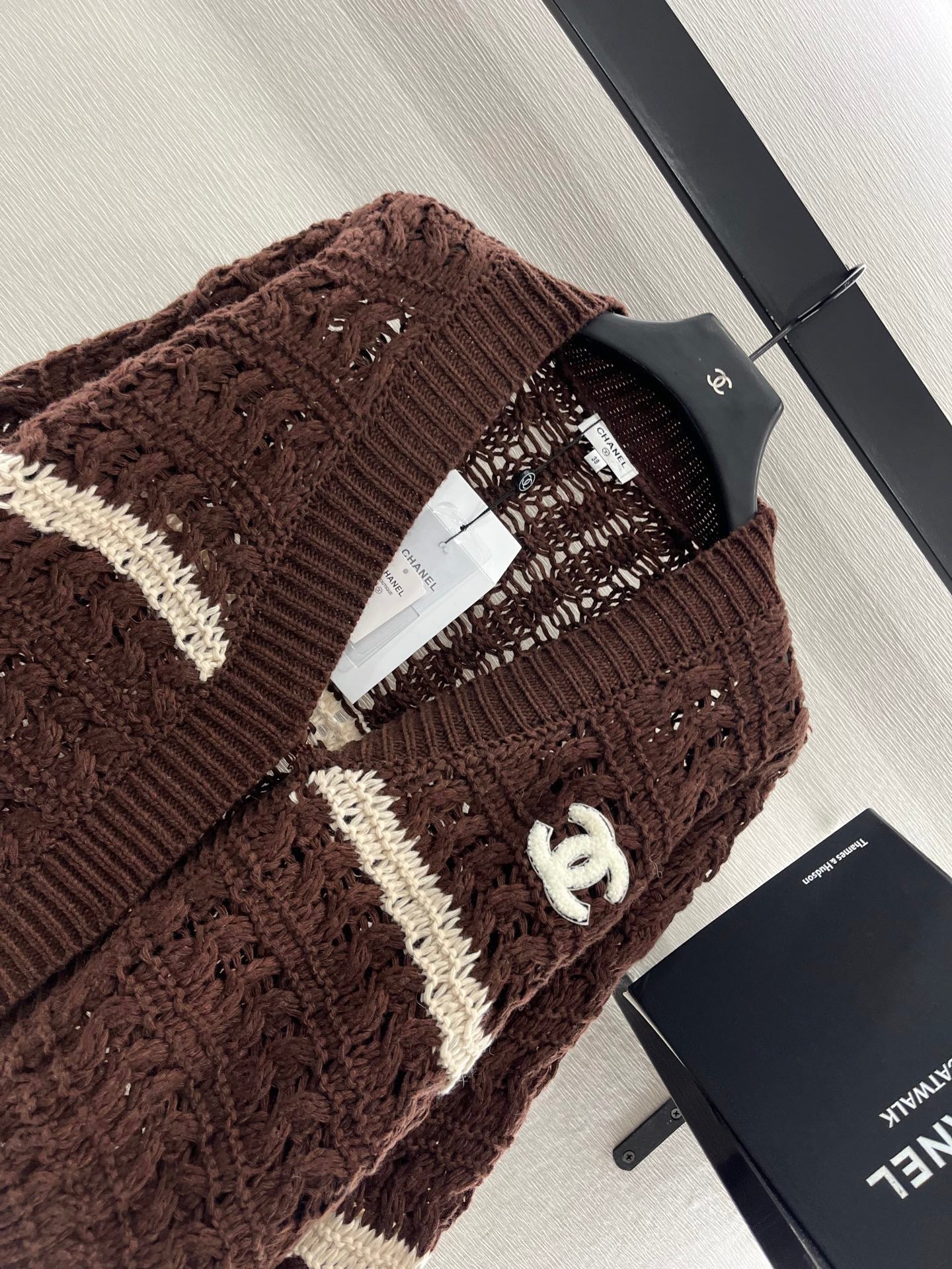 Cardigan au crochet de couleur contrastée