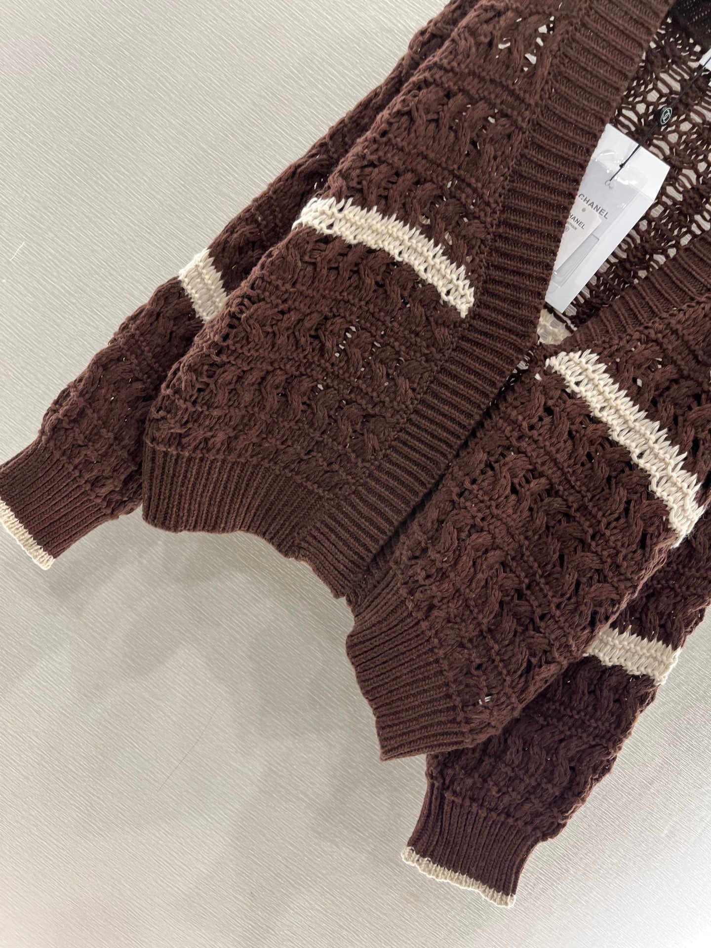 Cardigan au crochet de couleur contrastée