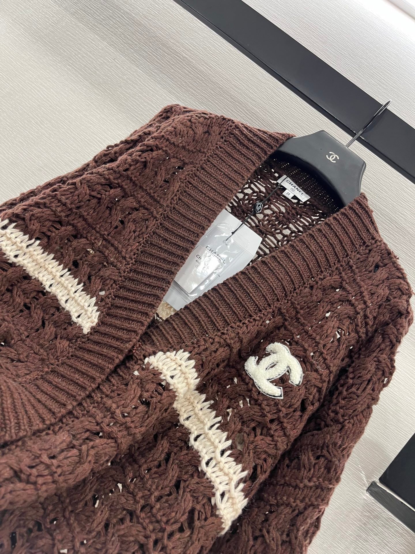 Cardigan au crochet de couleur contrastée