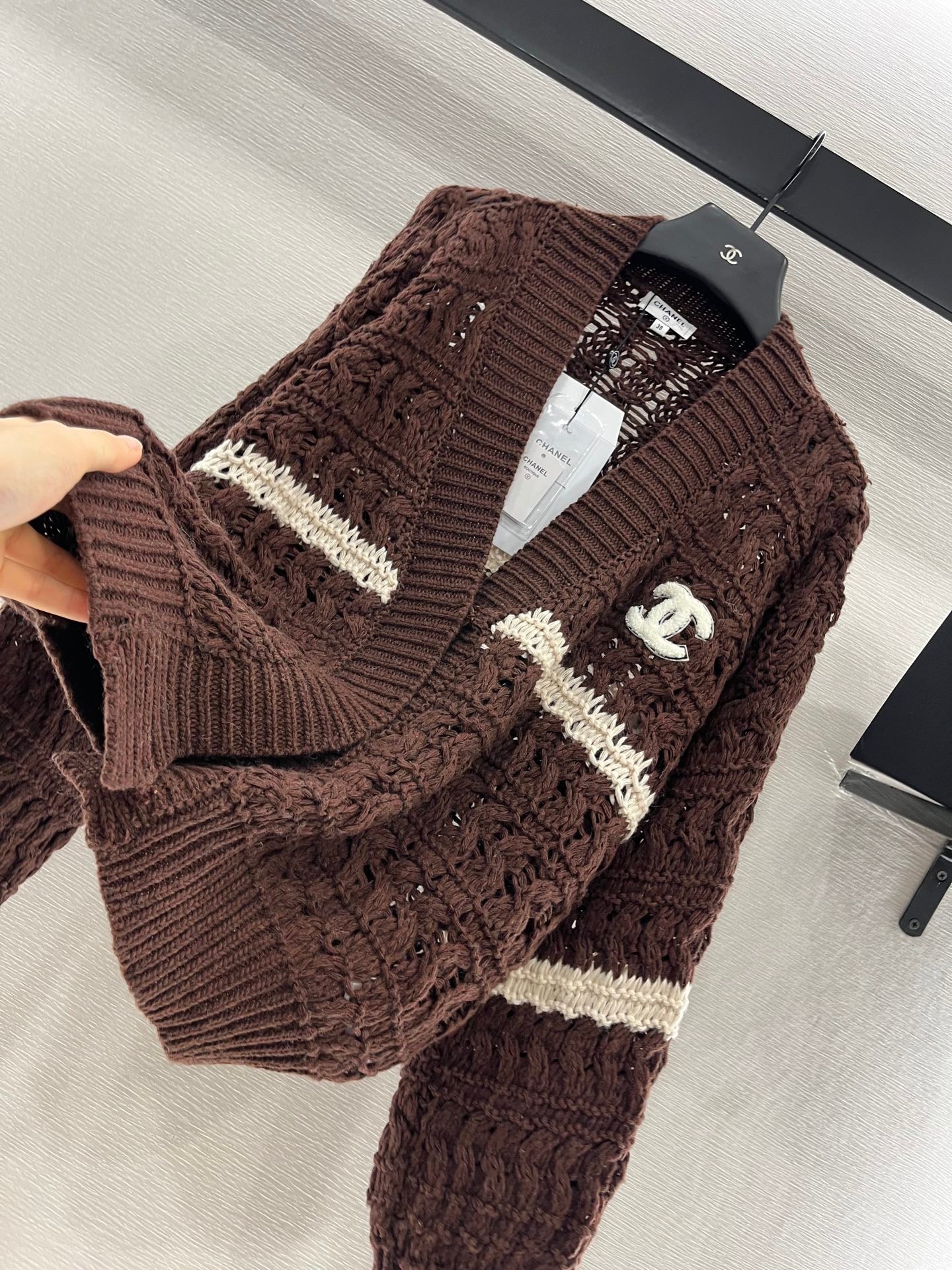 Cardigan au crochet de couleur contrastée