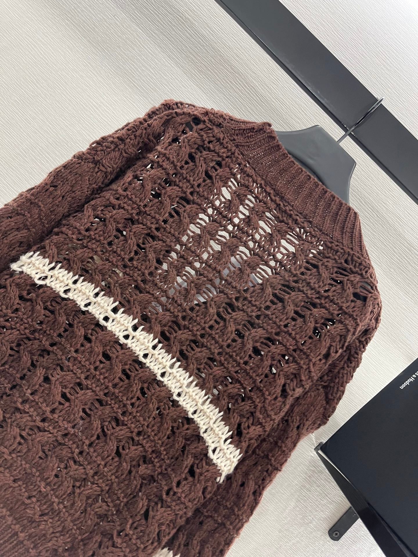 Cardigan au crochet de couleur contrastée
