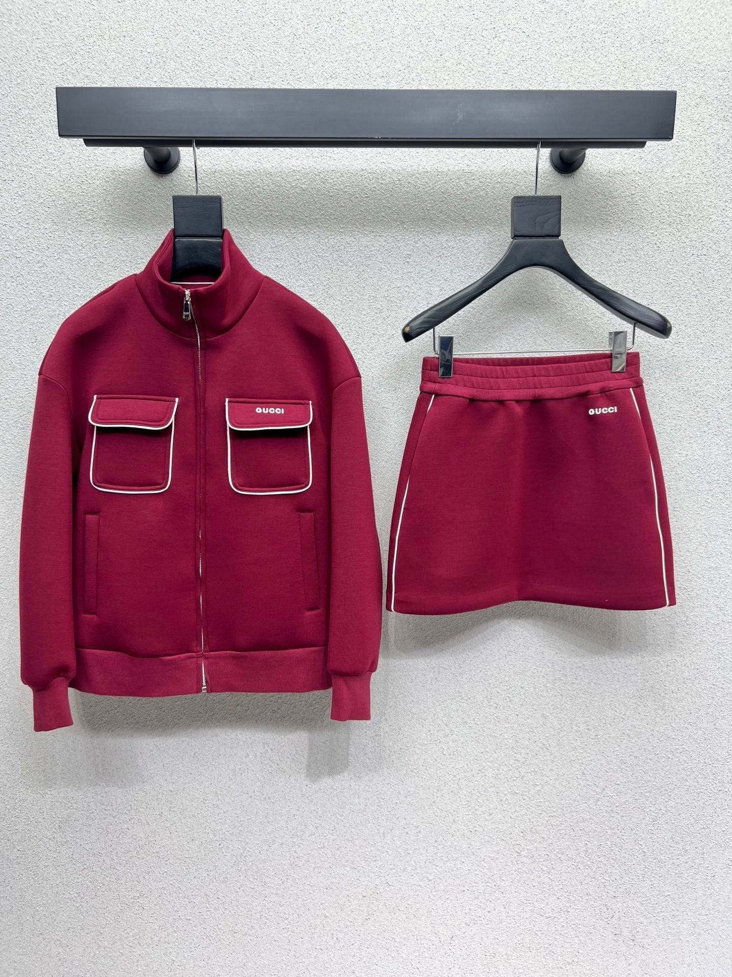 Roter Freizeitanzug aus Space Cotton