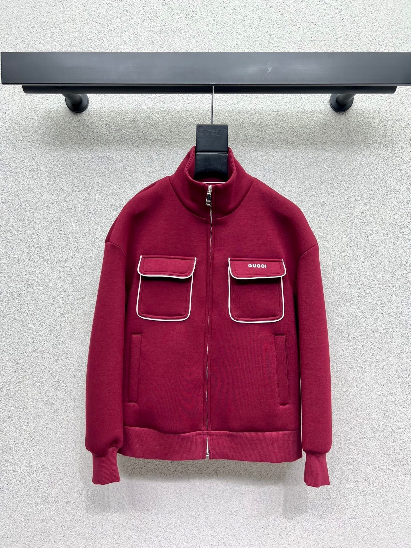 Roter Freizeitanzug aus Space Cotton