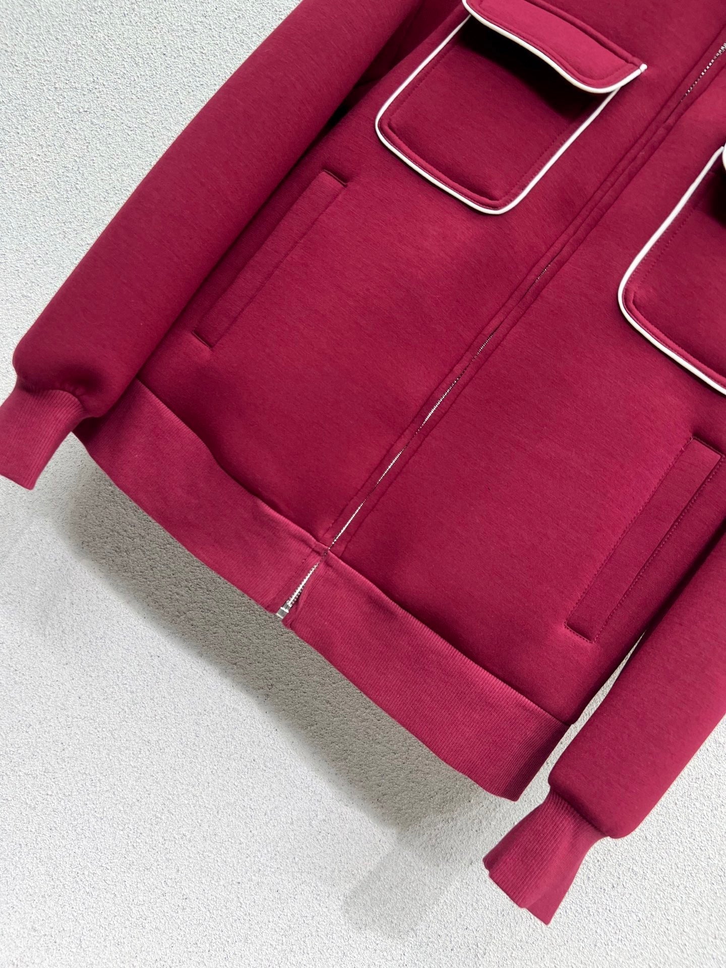 Roter Freizeitanzug aus Space Cotton