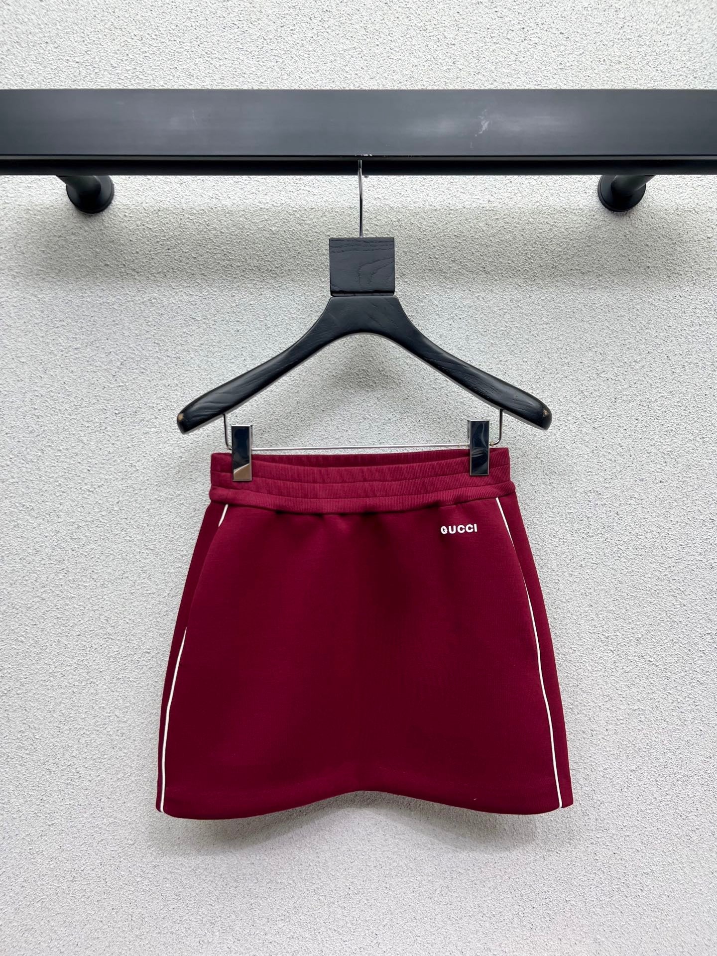 Roter Freizeitanzug aus Space Cotton